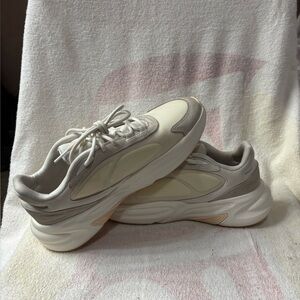 adidas Women's Ozelle Running Shoe 
Size 9 Cloud White/Cloud White/Ftwr White